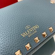 Small Rockstud Grainy Calfskin Crossbody Bag Azure 19cm - 6