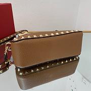 Small Rockstud Grainy Calfskin Crossbody Bag Brown 19cm - 2