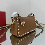 Small Rockstud Grainy Calfskin Crossbody Bag Brown 19cm - 3