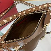 Small Rockstud Grainy Calfskin Crossbody Bag Brown 19cm - 5