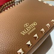 Small Rockstud Grainy Calfskin Crossbody Bag Brown 19cm - 6