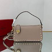 Small Rockstud Grainy Calfskin Crossbody Bag Creme 19cm - 1