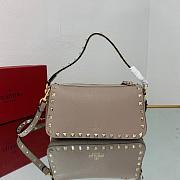 Small Rockstud Grainy Calfskin Crossbody Bag Creme 19cm - 4