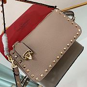 Small Rockstud Grainy Calfskin Crossbody Bag Creme 19cm - 5