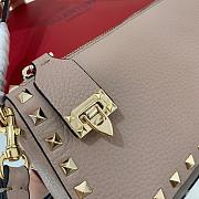 Small Rockstud Grainy Calfskin Crossbody Bag Creme 19cm - 6