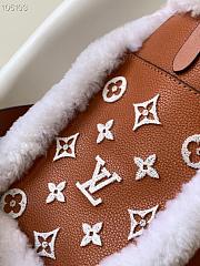 Louis Vuitton On My Side PM Bag Shearling M58918 Size 25cm - 2