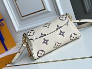 Louis Vuitton Favorite Monogram White&Grey Size 24cm  - 4