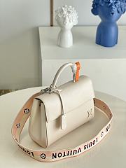 Louis Vuitton Cluny Creme Epi Leather M58931 Size 28cm - 4