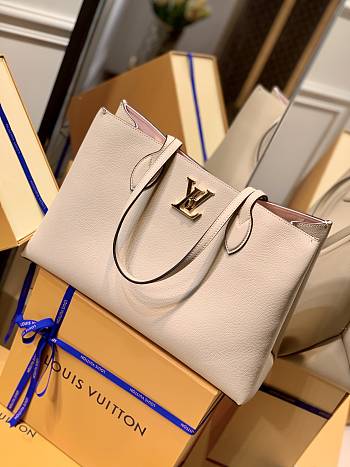 Louis Vuitton Shopper Lock Me Size 38cm