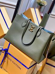 Louis Vuitton Shopper Lock Me in Khaki Size 38cm - 1