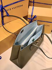 Louis Vuitton Shopper Lock Me in Khaki Size 38cm - 6
