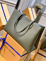 Louis Vuitton Shopper Lock Me in Khaki Size 38cm - 4