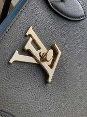 Louis Vuitton Shopper Lock Me in Khaki Size 38cm - 2