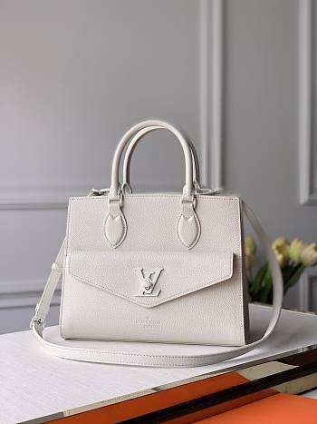Louis Vuitton Lock Me Monochrome Handbag In White 27.5cm