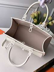 Louis Vuitton Lock Me Monochrome Handbag In White 27.5cm - 4