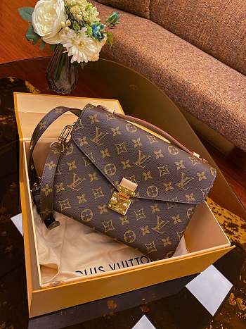 Louis Vuitton Pochette Metis Monogram M44875 Size 25x19x9 cm
