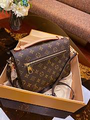 Louis Vuitton Pochette Metis Monogram M44875 Size 25x19x9 cm - 3
