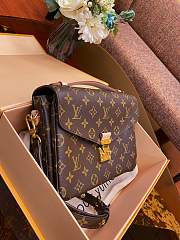 Louis Vuitton Pochette Metis Monogram M44875 Size 25x19x9 cm - 4
