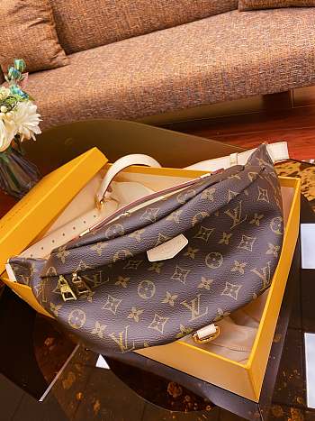 Louis Vuitton Bumbag M43644 Size 34x14x13 cm
