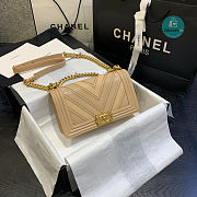 Chanel Medium Boy Chevron Nude 67086 25cm - 1