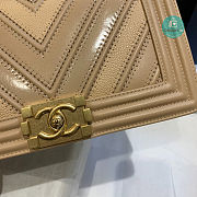 Chanel Medium Boy Chevron Nude 67086 25cm - 2