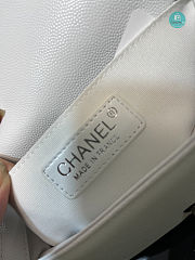 Chanel Boy Flap Bag In White Chervon Calfskin 67085 Size 20cm - 6