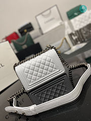 Chanel Boy Flap Bag In White Chervon Calfskin 67085 Size 20cm - 2
