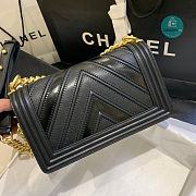Chanel Medium Boy Chevrom Black 67086 25cm - 6