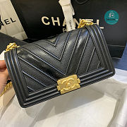 Chanel Medium Boy Chevrom Black 67086 25cm - 4