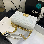 Chanel Medium Boy Chevrom White 67086 25cm - 4