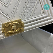 Chanel Medium Boy Chevrom White 67086 25cm - 3