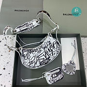 Colestore Balenciaga Le Cagole Graffiti Shoulder Bag In White 26x12x6 cm - 4