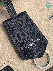  Louis Vuitton Lockme Ever Lockme In Light Khaki 31x46x17 cm - 2