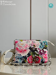 Louis Vuitton Coussin BB H27 size 21 x 16 x 7 cm - 1