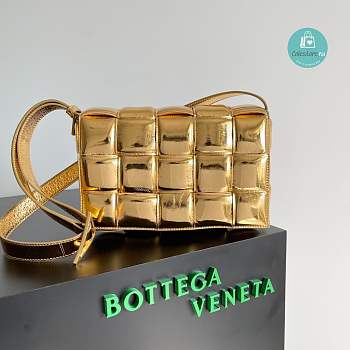 Bottega Veneta Women's Metallic Padded Cassette Gold Bag 26cmx18cmx8cm