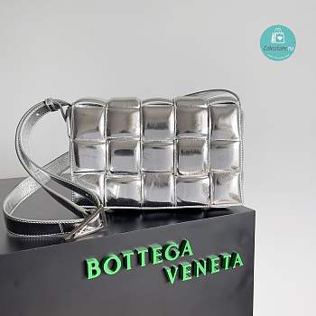 Bottega Veneta Women's Metallic Padded Cassette Sliver Bag 26cmx18cmx8cm