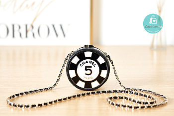 Chanel Clutch With Chain Lambskin, enamel & gold-tone metal Black/White 7.5x7.5x3cm
