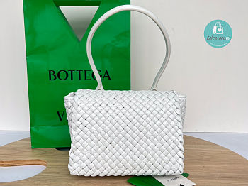 Bottega Veneta Patti Intrecciato-leather Top-handle bag In White 24x20x12 cm