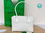 Bottega Veneta Patti Intrecciato-leather Top-handle bag In White 24x20x12 cm - 3