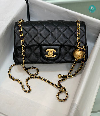 Chanel Classic Flap Pearl Crush Rectangle Black Lambskin 20x13x7 cm