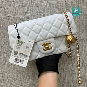 Chanel Classic Flap Pearl Crush Rectangle White Lambskin 20x13x7 cm - 1