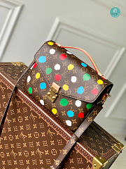 Louis Vuitton Métis LV x YK pochette 25.0 x 19.0 x 7.0 cm - 1