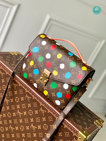 Louis Vuitton Métis LV x YK pochette 25.0 x 19.0 x 7.0 cm