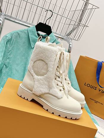 Colestore Louis Vuitton Territory Flat Ranger In Beige 