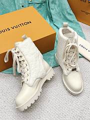 Colestore Louis Vuitton Territory Flat Ranger In Beige  - 4