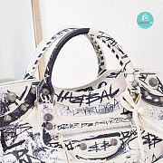 Colestore BALENCIAGA Neo Cagole Graffiti City Large Leather Tote Bag In White 38x17x24 cm - 5