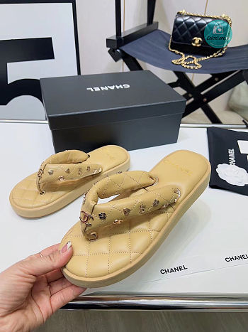 Chanel 23P Beige Quilted Charms Padded Pool Thong Logo Slipper Slide Flat Sandal 
