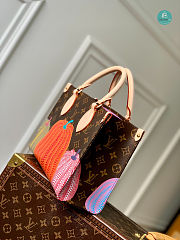 Louis Vuitton OnTheGo MM LV x YK Size 26×22×27cm - 4