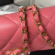 Chanel Flap Lambskin, Plexi & Gold-Tone Metal Pink Size 21x14x7cm - 5