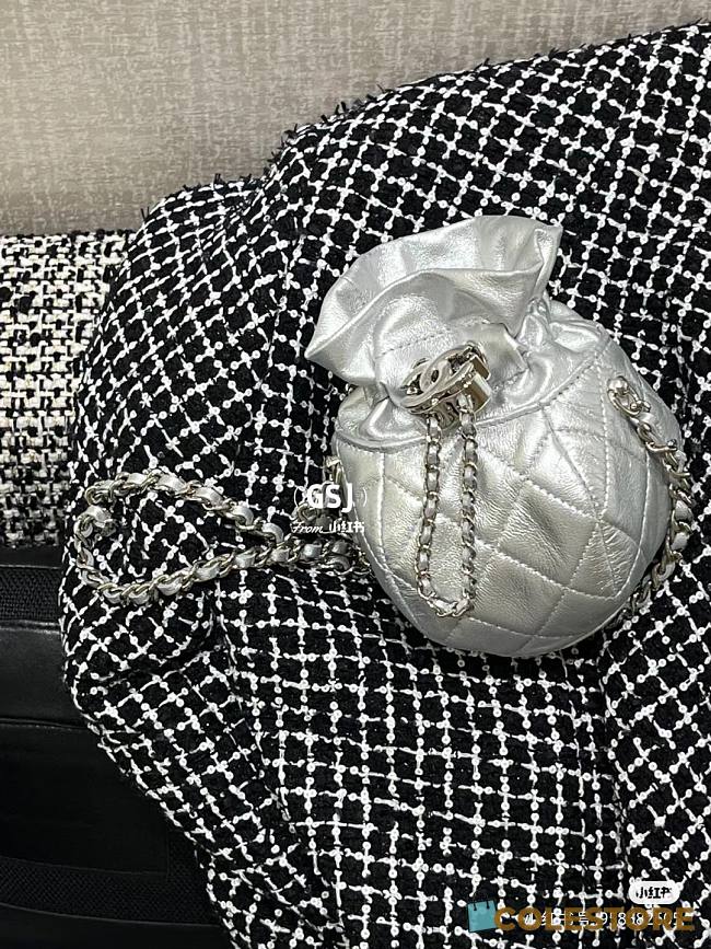 Chanel 23S Black Shiny Lambskin Clutch with Chain 11×10×10cm - 1